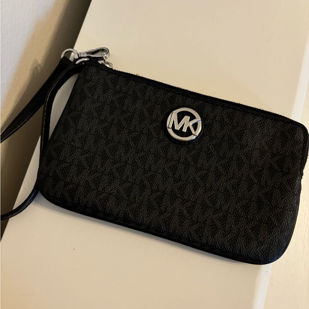Low Start NWOT Michael Kors Black Wristlet